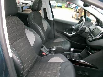 Peugeot 2008 1.2 Allure picture 20