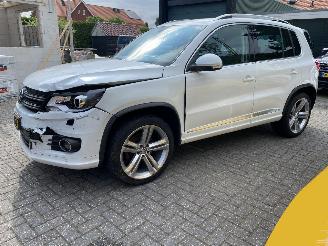 damaged passenger cars Volkswagen Tiguan 4Motion 1.4 TSi Sport&Style R-line Edition.pano/leer 2014/2