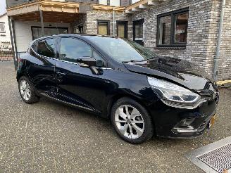 skadebil auto Renault Clio 0.9 TCe Limited 2017/12