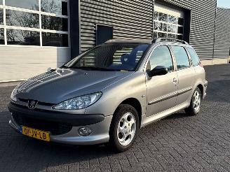 Auto incidentate Peugeot 206 SW 1.4 Combi/o  Benzine 1.360cc 55kW (75pk) FWD 2002/9