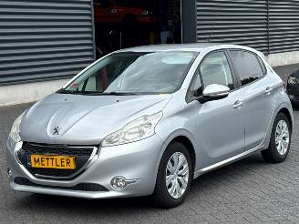 Avarii autoturisme Peugeot 208 1.2 Vti 12V PureTech 82 Hatchback  Benzine 1.199cc 60kW (82pk) FWD 2013/1