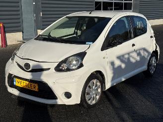 Vaurioauto  passenger cars Toyota Aygo 1.0 12V VVT-i Hatchback  Benzine 998cc 50kW (68pk) FWD 2013/8