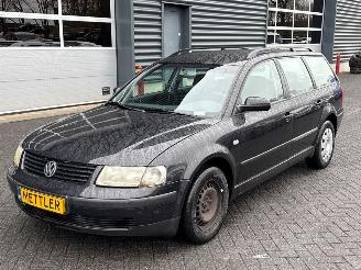 Coche accidentado Volkswagen Passat 1.8 20V Combi/o  Benzine 1.781cc 92kW (125pk) FWD 2000/11