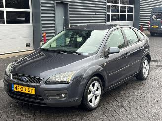 skadebil auto Ford Focus 1.6 16V Hatchback  Benzine 1.596cc 74kW (101pk) FWD 2007/4