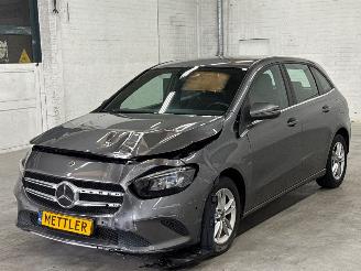 Vaurioauto  passenger cars Mercedes B-klasse 1.3 B-180 Turbo 16V Hatchback  Benzine 1.332cc 100kW (136pk) FWD 2020/1