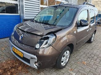 Coche accidentado Renault Kangoo Family 1.6-16V Privilège Automaat 2013/4
