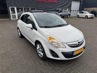 Schadeauto Opel Corsa 1.4 16v Color Edition airco 2012/3