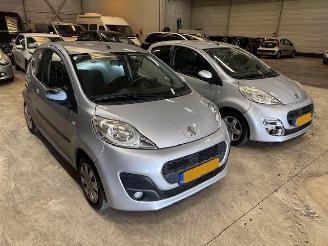 skadebil auto Peugeot 107 2 x 107  airco  km 73.956 en km 77.119 2012/6