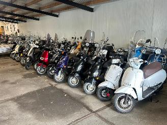 krockskadad bil bromfiets Sym  Partij 47 scooters 2020/1