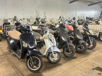 krockskadad bil auto AGM Xceed Partij 5 scooters 2025/1