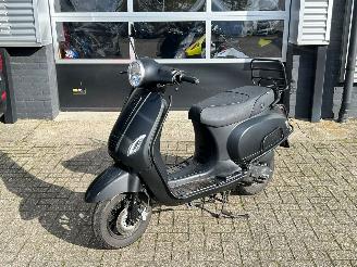 krockskadad bil bromfiets AGM  VX50 2021/5