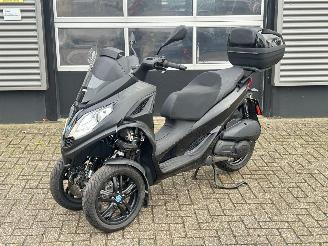krockskadad bil motor Piaggio MP3 300 HPE 2024/10