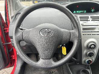 Toyota Yaris 1.0 VVTi + picture 13