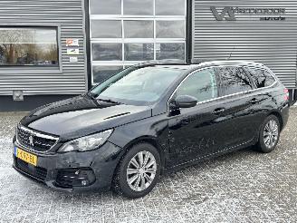 Damaged car Peugeot 308 SW 1.2 PureTech Blue Lease Premium 2020/1