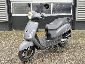 krockskadad bil bromfiets Sym  Fiddle 2 2020/9