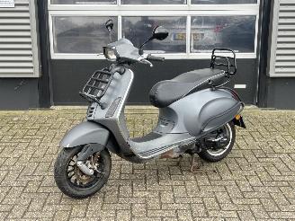 krockskadad bil bromfiets Vespa  Sprint 50 4T 2015/8