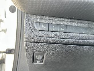 Peugeot 2008 1.2 PureTech Blue Lion picture 20