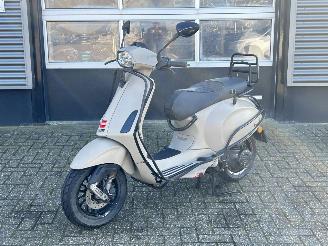 Vaurioauto  scooters Vespa  Sprint 50 2018/9