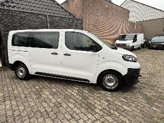 krockskadad bil auto Opel Vivaro 1.5 CDTI   9 PERSOONS Personenbus 4-dr. 2021/11