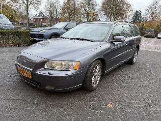 Vaurioauto  passenger cars Volvo V-70 2.4 Edition Classic  AUTOMAAT (Stationwagen 5-dr.) 2007/9