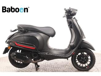 krockskadad bil bromfiets Vespa  Sprint 45KM 2022/2