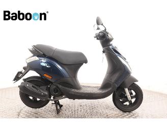 skadebil bromfiets Piaggio  Zip 25KM 2016/8