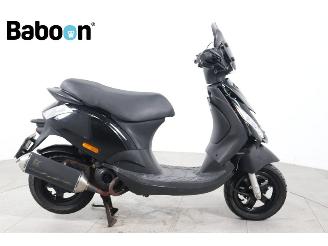skadebil bromfiets Piaggio  Zip 45KM 2023/2