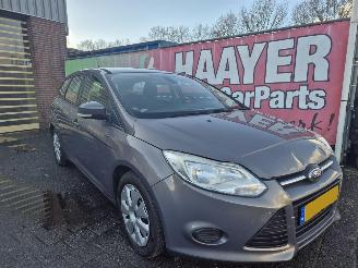 Damaged car Ford Focus 1.6 tdci econetic lease trend 2013/4