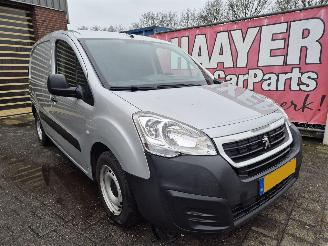 krockskadad bil bedrijf Peugeot Partner 120 1.6 BlueHDI 75 2018/10