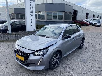 Vaurioauto  passenger cars Peugeot 208 1.2 PureTech Allure Pack 2022/9