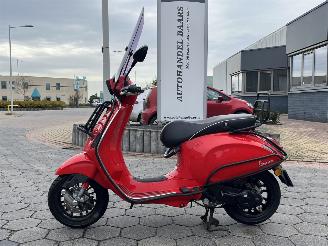 skadebil bromfiets Vespa  Sprint 2015/6