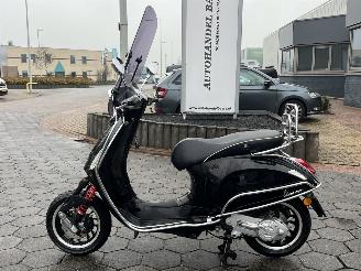 krockskadad bil bromfiets Vespa  Sprint 2017/10