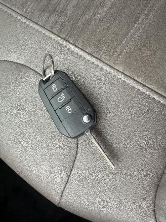 Peugeot 2008 1.2 PureTech Féline picture 22