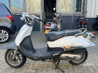 skadebil bromfiets Sym  Allo 2011/6