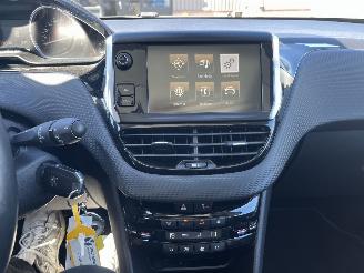 Peugeot 2008 1.2 PureTech Allure picture 20