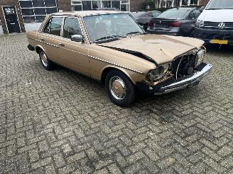 Voiture accidenté Mercedes 200-serie 240 D. AUTOMAAT AIRCO !! 1982/1