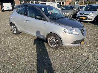 Schadeauto Lancia Ypsilon 0.9 twin air silver line. 2014/8