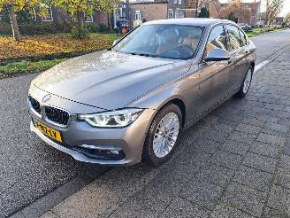 damaged passenger cars BMW 3-serie 318i luxery edition automaat 2018/2