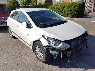 Salvage car Hyundai I-30 1.6 CRDi 16_V VGT (GDHB5D3; GDHB5D4) 2013/7