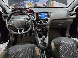 Peugeot 208 1.2 VTi Allure picture 18