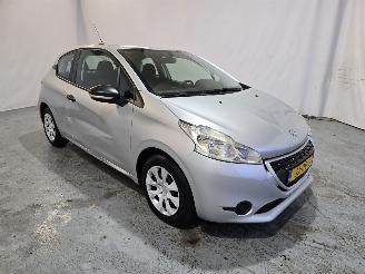 krockskadad bil auto Peugeot 208 1.0 Pure Tech Like 2014/10