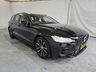 uszkodzony samochody osobowe Volvo V-60 2.0 T6 Plug-in hybrid AWD Plus Dark 2025/1