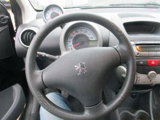 Peugeot 107 1.0-12V XS AIRCO picture 13