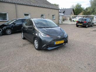 krockskadad bil auto Toyota Aygo 1.0 VVTI x_fun 2018/1