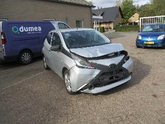 krockskadad bil auto Toyota Aygo 1.0 VVT-i X-fun Airco NAP 2018/3