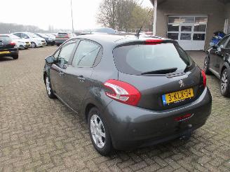 Peugeot 208 1.2 VTi Envy 5drs picture 5