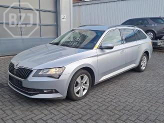 Vrakbiler auto Skoda Superb Superb Combi (3V5), Combi, 2015 / 2024 2.0 TDI 2017/2
