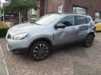 damaged passenger cars Nissan Qashqai 1.6 360 2013/5