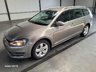krockskadad bil auto Volkswagen Golf Variant 1.2 TSi 77-KW 6-Bak Highline 2014/9