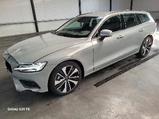 uszkodzony samochody osobowe Volvo V-60 2.0 B4 145-KW Automaat Essential-Edition 2025/4